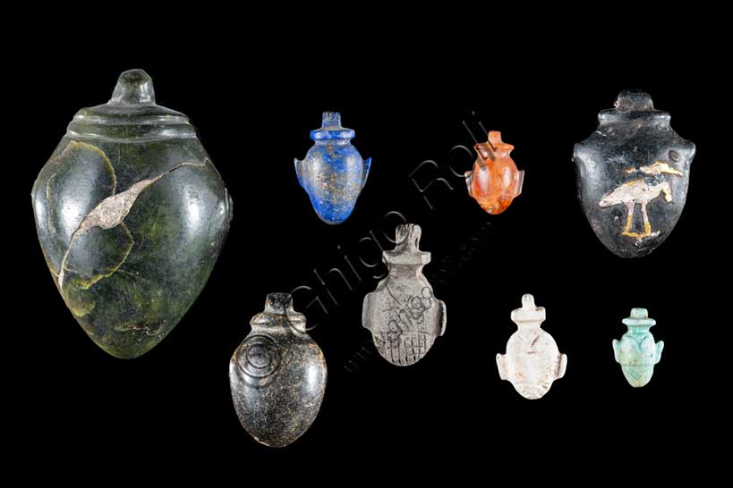 Museo Civico Archeologico di Bologna:  Amuleti: Ab o Ib, il cuore. Gli antichi egizi ritenevano che esso fosse la sede di tutte le emozioni, superiore quindi in funzionalità al cervello.Senza questo organo, la vita oltre la morte è impensabile, perciò esso era l'unico che durante l'imbalsamazione veniva lasciato al proprio posto, mentre tutti gli altri organi venivano asportati e posizionati, in corrispondenza dei punti cardinali, nei vasi canopi dei figli di Horo.Con il vocabolo ib si indica il cuore nel significato morale ed anche come memoria e coraggio, desiderio, bravura, amore, pensiero, saggezza e soddisfazione.