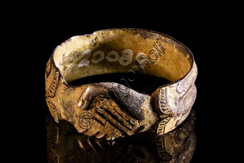 Museo Civico Archeologico di Bologna: anello con mani intrecciate.Inv. 20089.