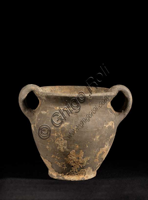 Museo Civico Archeologico di Bologna: anforetta in ceramica grigia.Inv. 