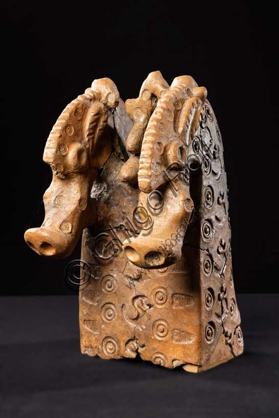 Museo Civico Archeologico di Bologna: Appendice di alare a doppia protome equina e corpo parallelepipedo; da Bologna via Indipendenza 24 (Arcaiche Abitazioni)Inv. AA 3176.