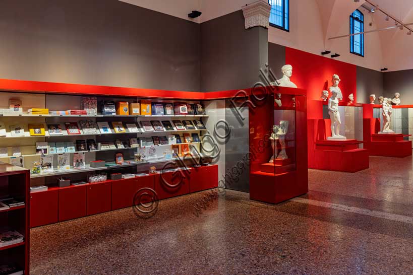 Museo Civico Archeologico di Bologna: area accoglienza e bookshop del Museo.