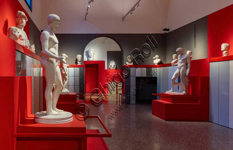 Museo Civico Archeologico di Bologna: area accoglienza e bookshop del Museo.