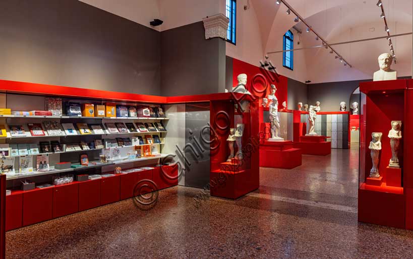Museo Civico Archeologico di Bologna: area accoglienza e bookshop del Museo.
