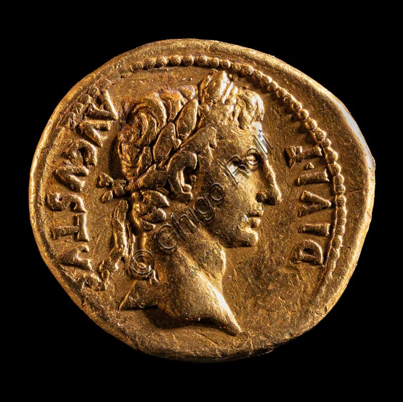 Museo Civico Archeologico di Bologna: aureo di Augusto (recto).Inv. Num 30042