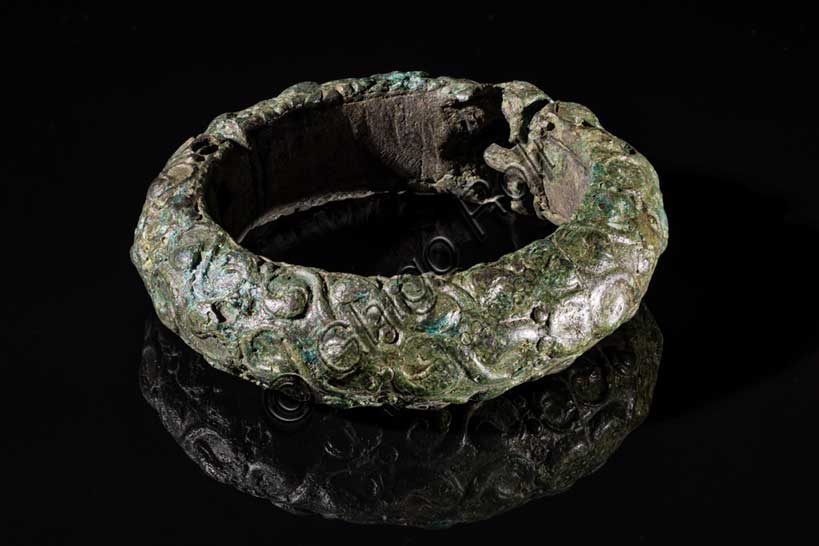 Museo Civico Archeologico di Bologna:  bracciale in bronzo con decorazioni ad esse in rilievo.Dalla tomba 114 della necropoli Benacci. Bronzo, fine IV - inizio III sec. a.C. Di provenienza celtica.Inv. 28094