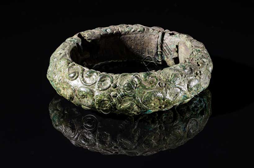 Museo Civico Archeologico di Bologna:  bracciale in bronzo con decorazioni ad esse in rilievo.Dalla tomba 114 della necropoli Benacci. Bronzo, fine IV - inizio III sec. a.C. Di provenienza celtica.Inv. 28094