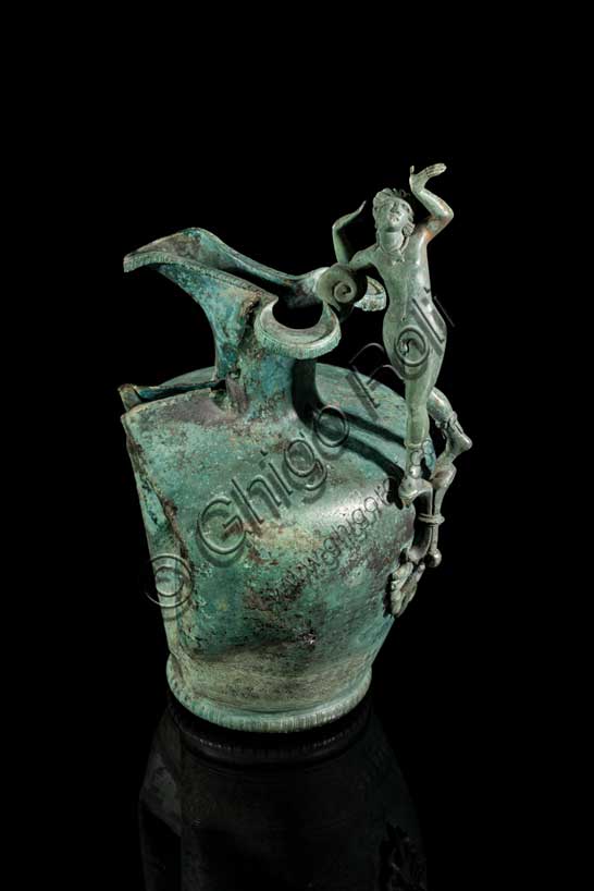 Museo Civico Archeologico di Bologna: brocca in bronzo con ansa configurata da bronzetto di giovane nudo. Probabile artigianato etrusco di area meridionale. Dal corredo funerario dalla tomba di guerriero di Ceretolo di Casalecchio.Secondo quarto del III sec. a.C.