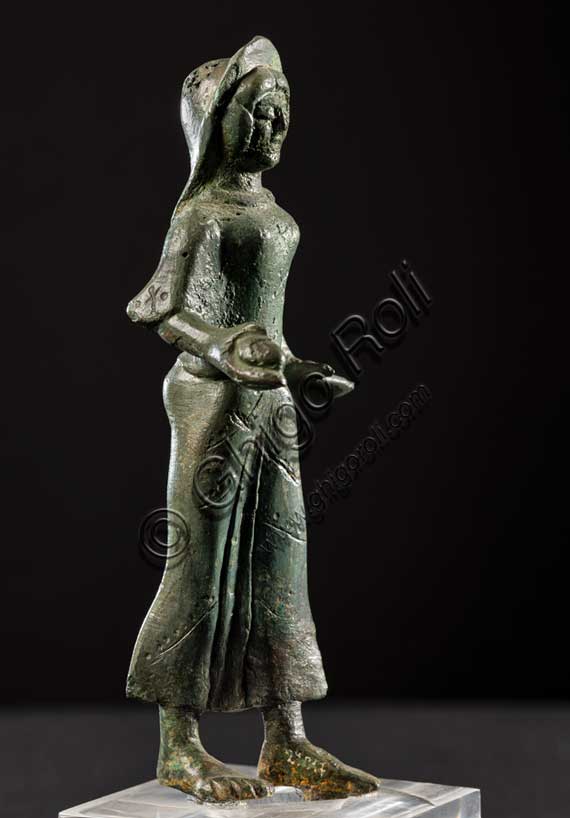 Museo Civico Archeologico di Bologna: bronzetto votivo femminile, da Monteacuto Ragazza (Grizzana Morandi).Inv. 27821
