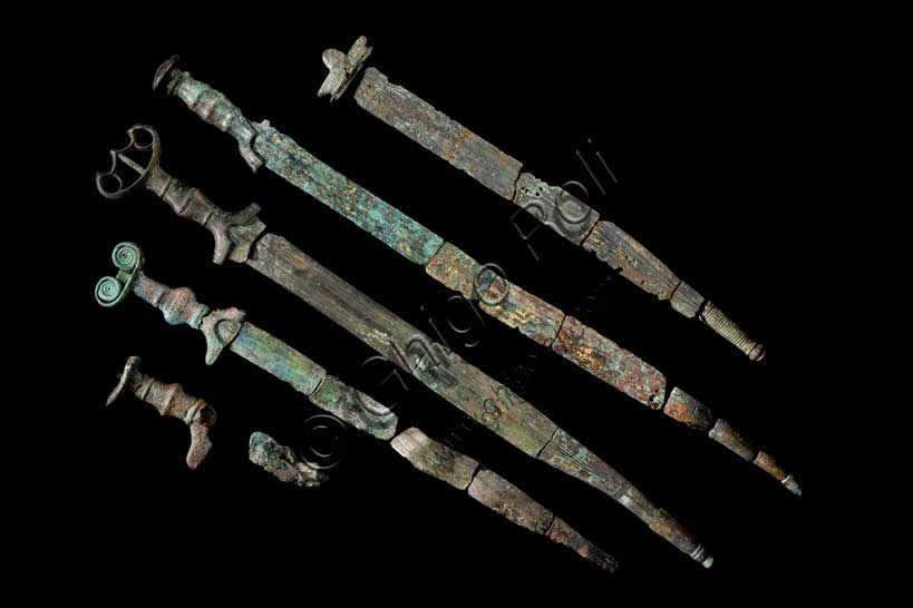 Museo Civico Archeologico di Bologna: cinque spade in bronzo.