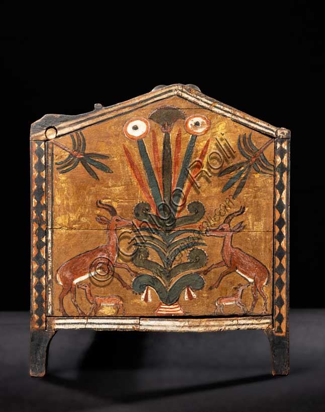 Museo Civico Archeologico di Bologna:  "Cofanetto di Perpaut”, cofanetto per tessuti in legno stuccato e dipinto; da Tebe ovest. Inv. EG 1970.XVIII dinastia, regno di Amenhotep II (1390-1353 a.C.).