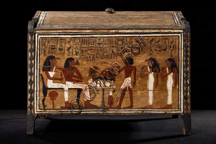 Museo Civico Archeologico di Bologna:  "Cofanetto di Perpaut”, cofanetto per tessuti in legno stuccato e dipinto; da Tebe ovest. Inv. EG 1970.XVIII dinastia, regno di Amenhotep II (1390-1353 a.C.).
