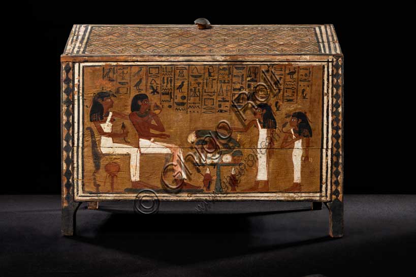 Museo Civico Archeologico di Bologna:  "Cofanetto di Perpaut”, cofanetto per tessuti in legno stuccato e dipinto; da Tebe ovest. Inv. EG 1970.XVIII dinastia, regno di Amenhotep II (1390-1353 a.C.).