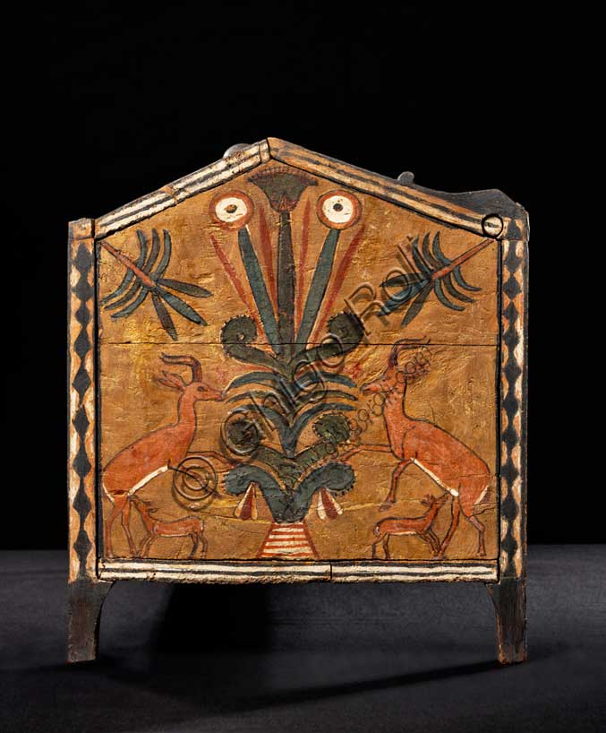 Museo Civico Archeologico di Bologna:  "Cofanetto di Perpaut”, cofanetto per tessuti in legno stuccato e dipinto; da Tebe ovest. Inv. EG 1970.XVIII dinastia, regno di Amenhotep II (1390-1353 a.C.).