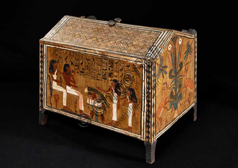 Museo Civico Archeologico di Bologna:  "Cofanetto di Perpaut”, cofanetto per tessuti in legno stuccato e dipinto; da Tebe ovest. Inv. EG 1970.XVIII dinastia, regno di Amenhotep II (1390-1353 a.C.).