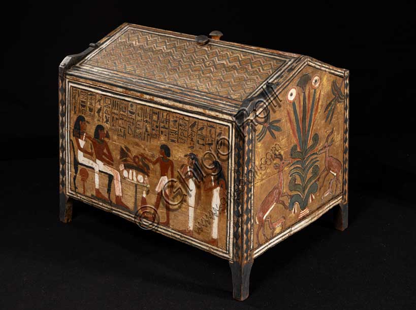 Museo Civico Archeologico di Bologna:  "Cofanetto di Perpaut”, cofanetto per tessuti in legno stuccato e dipinto; da Tebe ovest. Inv. EG 1970.XVIII dinastia, regno di Amenhotep II (1390-1353 a.C.).