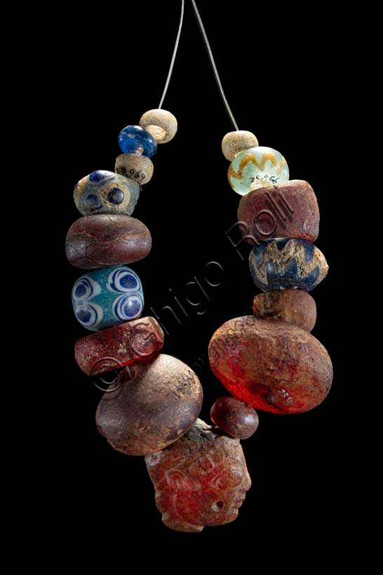 Museo Civico Archeologico di Bologna:  collana con vaghi in ambra e vetro e pendaglio configurato in ambra, dalla tomba 350 del sepolcreto della Certosa.Inv.  28958 e 28967