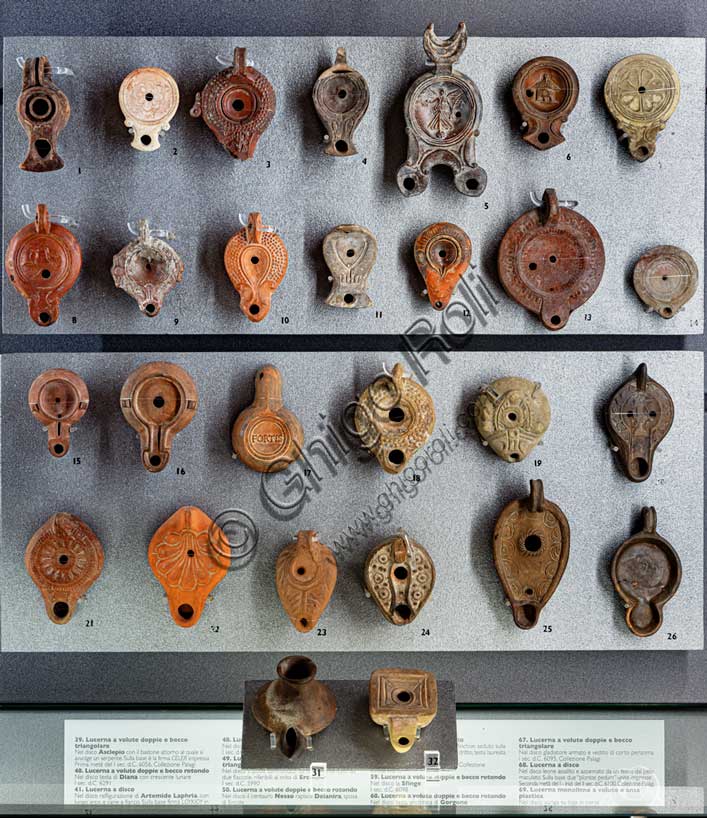 Museo Civico Archeologico di Bologna, collezione romana: tavoletta con lucerne fittili.