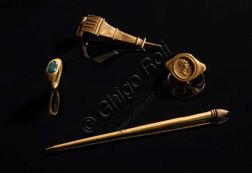 Museo Civico Archeologico di Bologna: composizione di fibula, anello, spillone e anello con aureo imperiale.Inv. ORI 11, 93, 113.