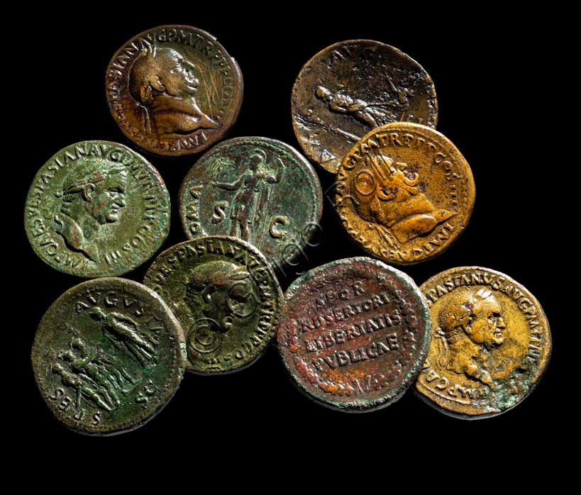 Museo Civico Archeologico di Bologna: composizione di monete romane esposte in sala romana.