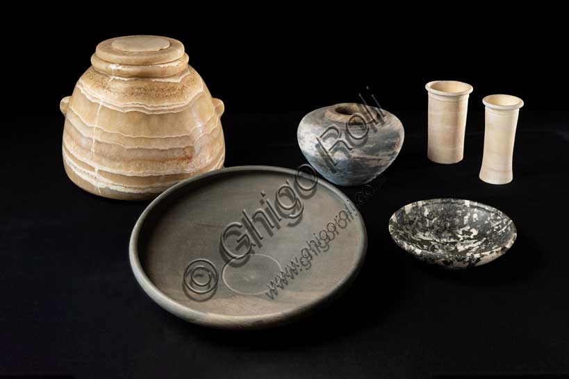 Museo Civico Archeologico di Bologna: composizione di vasi in alabastro, pietra e diorite. Corredo proveniente da Saqqara.Inv. EG …