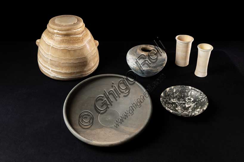 Museo Civico Archeologico di Bologna: composizione di vasi in alabastro, pietra e diorite. Corredo proveniente da Saqqara.Inv. EG …