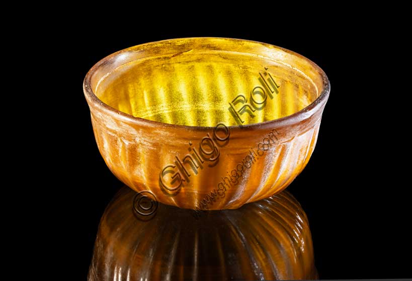 Museo Civico Archeologico di Bologna: coppa costolata in vetro giallo.Inv. 19487.