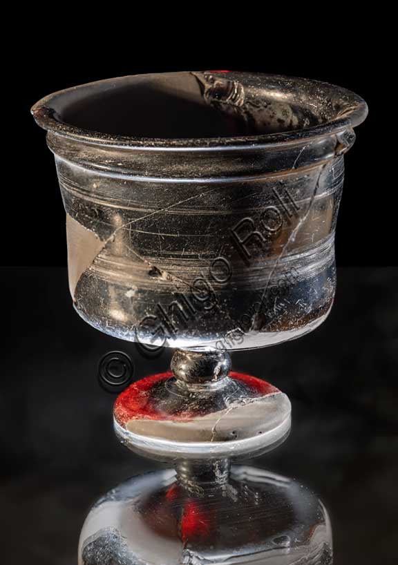 Museo Civico Archeologico di Bologna: coppa su piede in vetro ametista.Inv. 19488