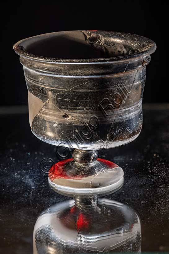 Museo Civico Archeologico di Bologna: coppa su piede in vetro ametista.Inv. 19488