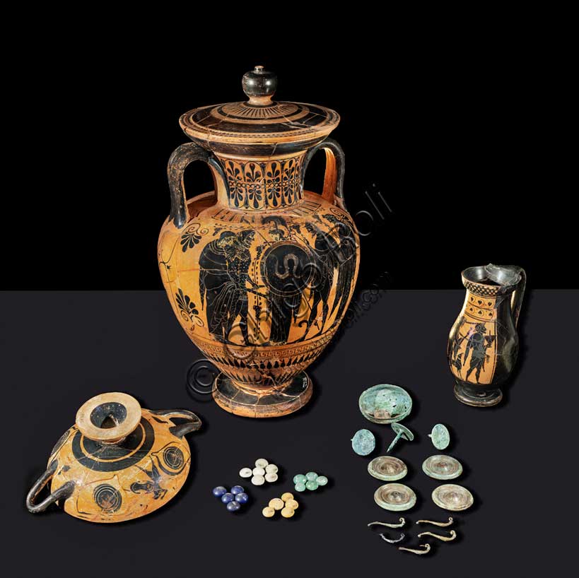 Museo Civico Archeologico di Bologna:  corredo funebre dalla tomba 80 della necropoli Arnoaldi (anfora inv. 17832).