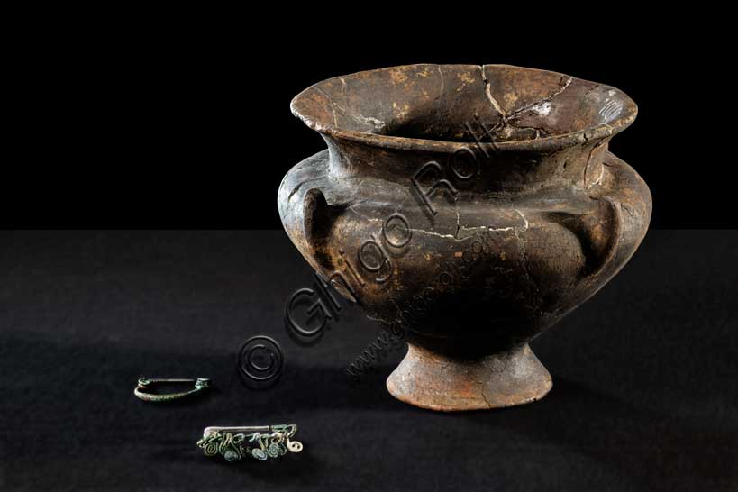 Museo Civico Archeologico di Bologna:  corredo funerario dalla necropoli San Vitale, tomba 212. 