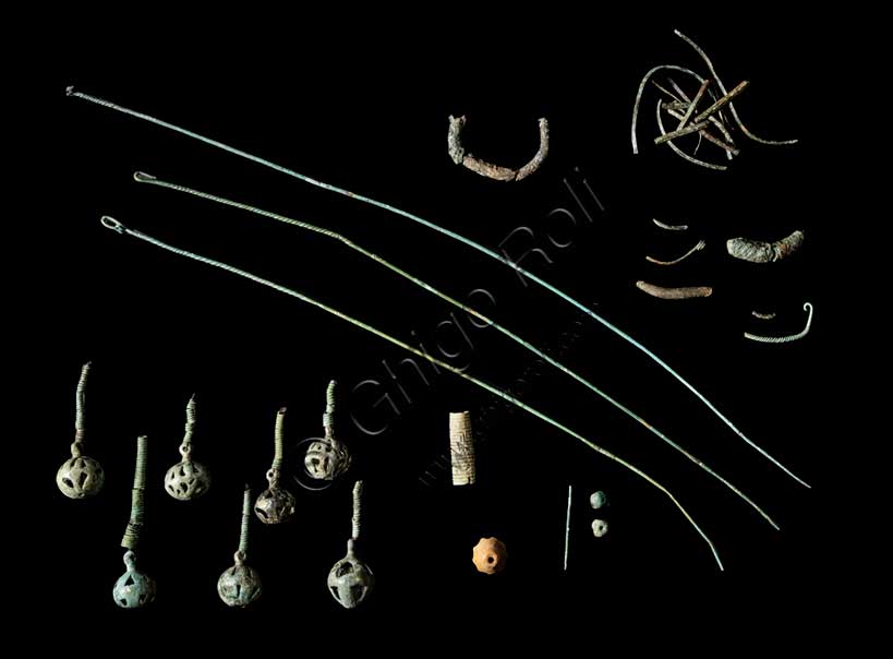 Museo Civico Archeologico di Bologna: corredo metallico dalla necropoli Benacci, tomba 909.