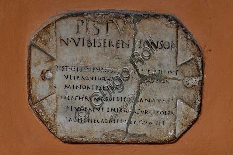 Museo Civico Archeologico di Bologna, cortile, arcata 7.D:  lapide dei servi augustei Graptus e Pistus.