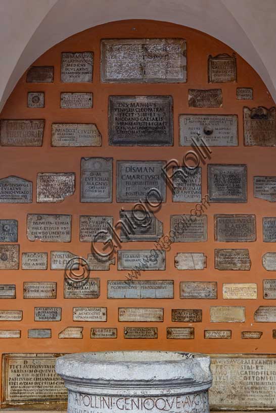 Museo Civico Archeologico di Bologna: cortile, arcata 7.D con vera da pozzo e lapidi.