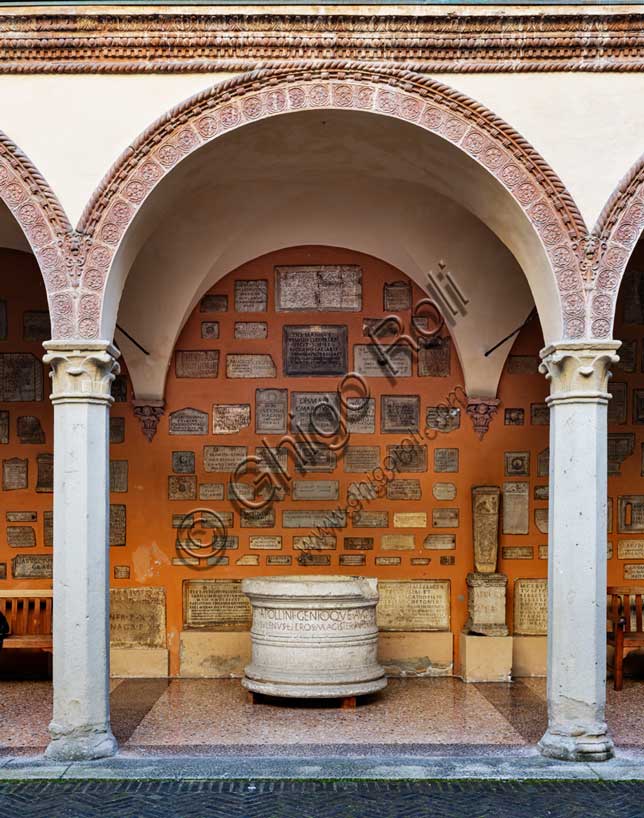 Museo Civico Archeologico di Bologna: cortile, arcata 7.D con vera da pozzo e lapidi.