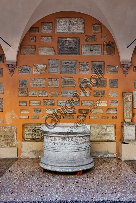 Museo Civico Archeologico di Bologna: cortile, arcata 7.D con vera da pozzo e lapidi.