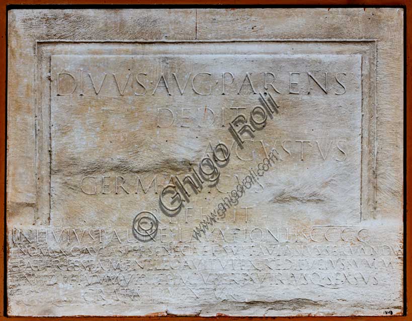 Museo Civico Archeologico di Bologna, cortile: calco della targa commemorativa delle terme romane, originale proveniente da Palazzo Albergati, via Saragozza, Bologna.