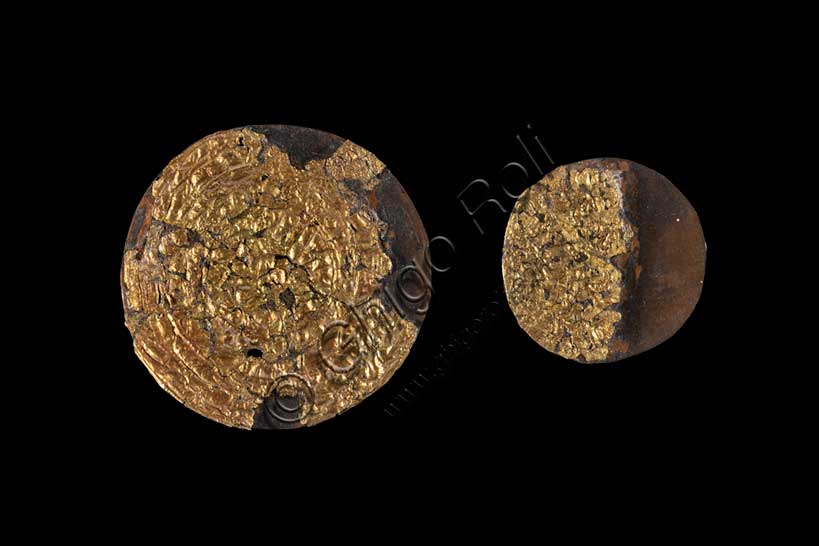 Museo Civico Archeologico di Bologna: dischi in lamina d'oro dalla Capanna degli Ori, insediamento di Borgo Panigale.Inv. SABAPBo 1756 