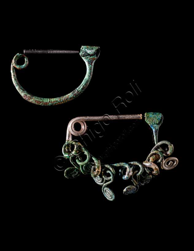 Museo Civico Archeologico di Bologna:  due fibule in bronzo, dal corredo funebre del sepolcreto San Vitale, tomba 212. Inv. 10484, 10500