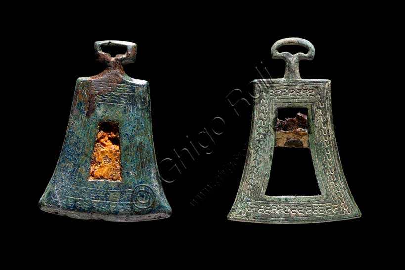 Museo Civico Archeologico di Bologna: due “tintinnabula” dal corredo funebre dalla necropoli Benacci, tomba 491. 