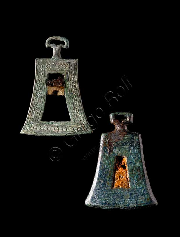 Museo Civico Archeologico di Bologna: due “tintinnabula” dal corredo funebre dalla necropoli Benacci, tomba 491. 