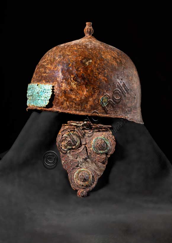Museo Civico Archeologico di Bologna: elmo con paraguance, dalla tomba 85 di Monte Tamburino.Ambito etrusco-celtico.