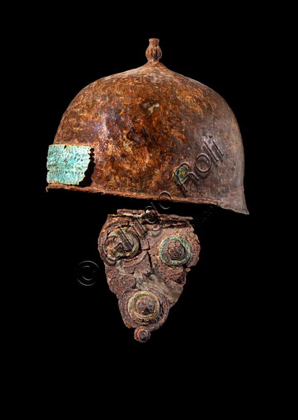 Museo Civico Archeologico di Bologna: elmo con paraguance, dalla tomba 85 di Monte Tamburino.Ambito etrusco-celtico.