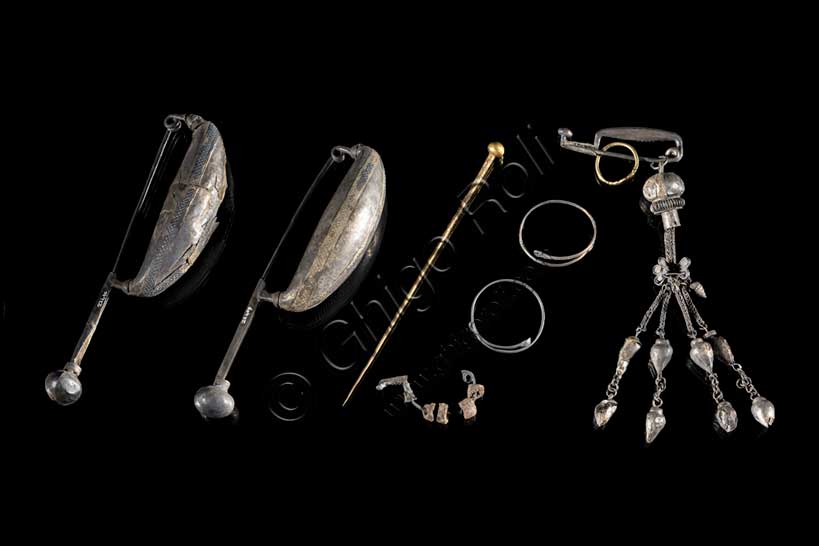 Museo Civico Archeologico di Bologna: fibule, armille e spillone in oro dalla tomba 14, sepolcreto dei Giardini Margherita.