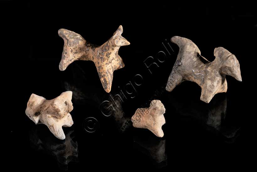 Museo Civico Archeologico di Bologna: figura teriomorfa in terracotta da corredo e altre tre figure di animali, dal corredo funerario della tomba di Villa Cassarini.Inv. SBAER 10920