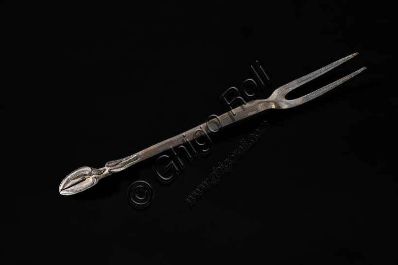 Museo Civico Archeologico di Bologna: forchetta in argento con manico in foggia di zoccolo.Inv. ORI 103.