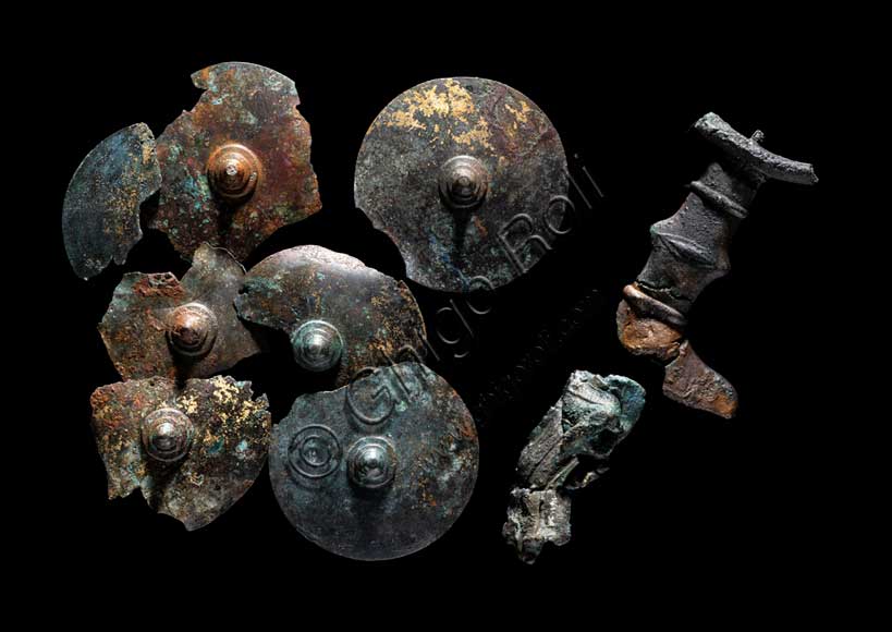 Museo Civico Archeologico di Bologna: Frammenti di spada e dischi in bronzo dell'elmo; corredo funebre dalla necropoli Benacci, tomba 494. 