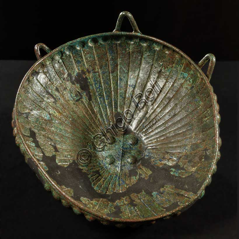 Museo Civico Archeologico di Bologna: Grande patera bacellata in bronzo.Inv. 261325