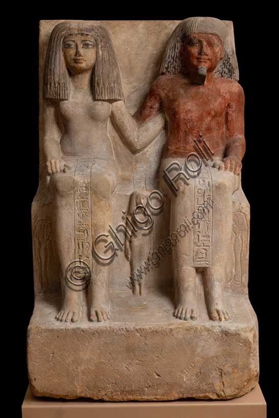 Museo Civico Archeologico di Bologna: gruppo statuario a nome di Amenhotep e Merit.La tipologia dei coniugi abbracciati è attestata nell’arte egiziana sin dal periodo delle origini e si connette alla speranza di vedere ricostituiti nell’aldilà il proprio nucleo familiare e le proprie consuetudini di vita. I coniugi di questo gruppo statuario, in pietra calcarea, sono il “primo profeta di Ptah” Amenhotep e la “musicista di Amon” Merit in compagnia dei loro figli.Statua - Nuovo Regno: fine XVIII - inizi XIX dinastia (1539-1190 a.C.)Inventario EG 1814
