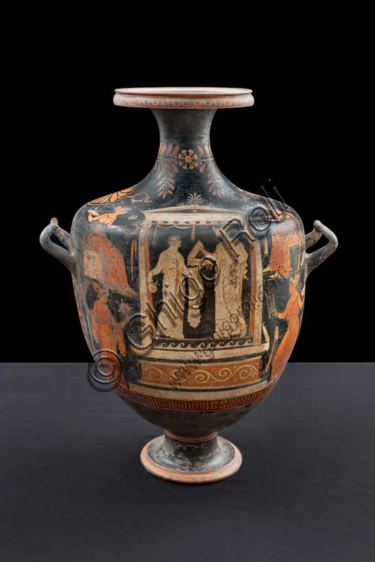 Museo Civico Archeologico di Bologna: Hydria apula a figure rosse. Lato A con scena di offerta ad una tomba. Entro un tempietto un’ancella porge un cofanetto alla defunta. Ai lati quattro figure femminili recano offerte.350-320a.C., pittore di Gioia del Colle.Inventario G 364