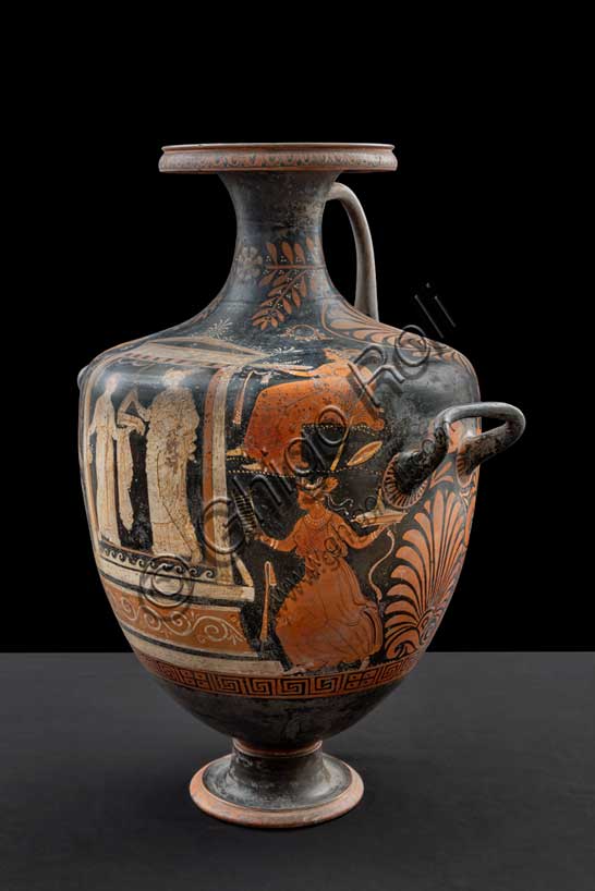 Museo Civico Archeologico di Bologna: Hydria apula a figure rosse. Vista di tre quarti con offerenti.350-320a.C., pittore di Gioia del Colle.Inventario G 364